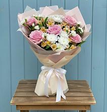 Букет цветов из:  Гвоздики, Орхидеи и Розы в Южном