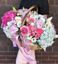 Цветочная композиция из Розы, Хризантемы, Пионы и Лизиантусы в корзине в Южном