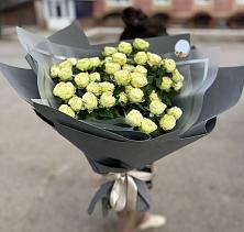 Букет Белые кустовые розы Солинеро в Южном