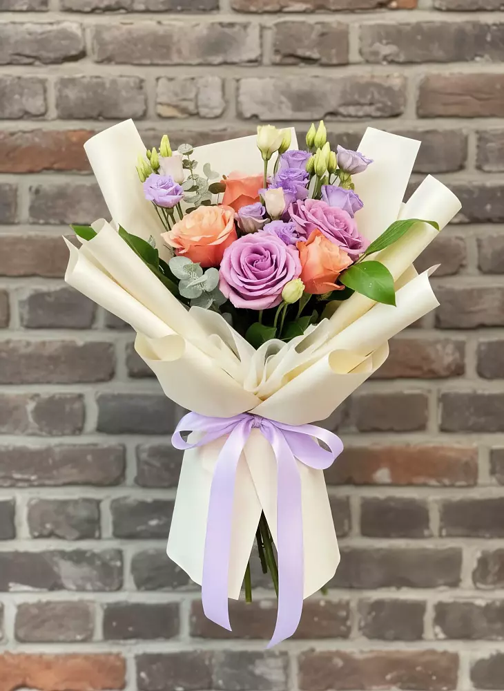 Букет цветов из: Лизиантусы и Розы в Южном