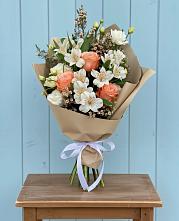 Букет цветов из:  Альстромерии, Лизиантусы, Розы и Хризантемы в Южном