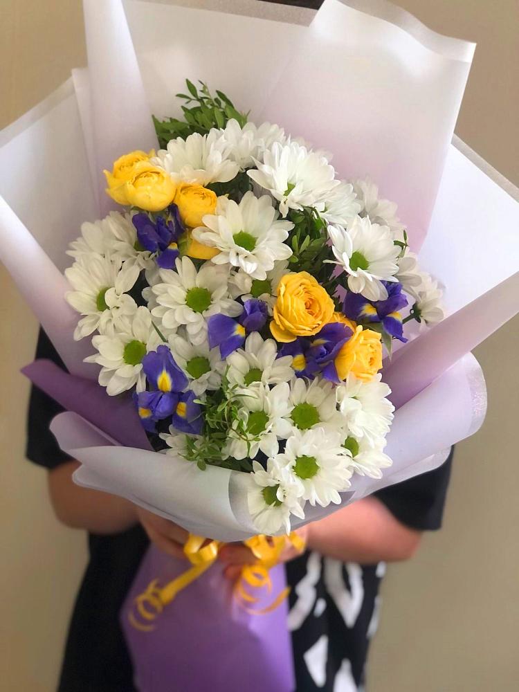 Букет цветов из: Ирисы, Хризантемы и Розы в Южном