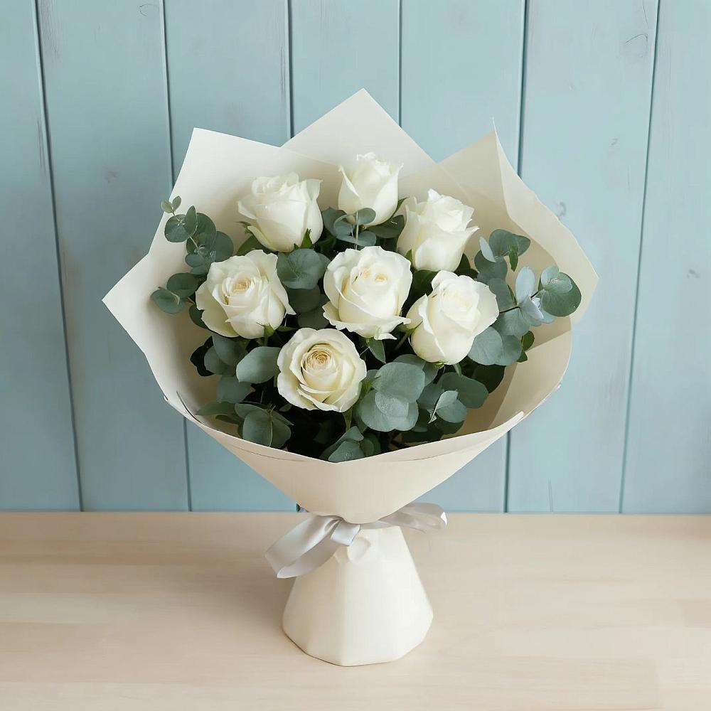 Букет Белые розы в Эвкалипте в Южном