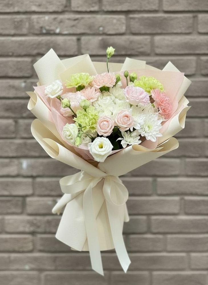 Букет цветов из: Гвоздики, Розы, Лизиантусы и Хризантемы в Южном