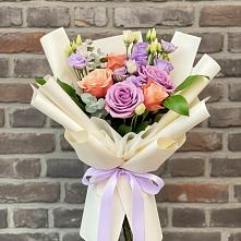 Букет цветов из:  Лизиантусы и Розы в Южном