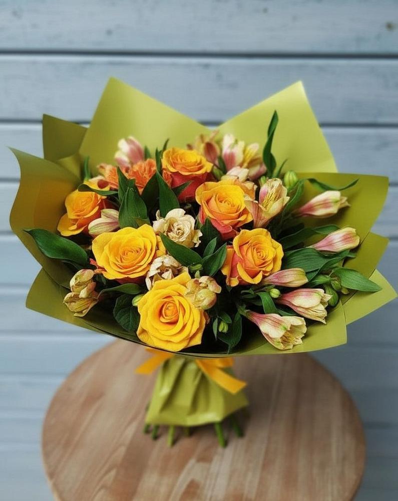 Букет цветов из: Альстромерии и Розы в Южном