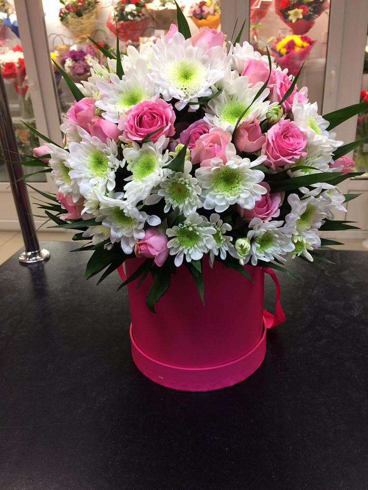 Цветочная композиция из Розы и Хризантемы в шляпной коробке в Южном