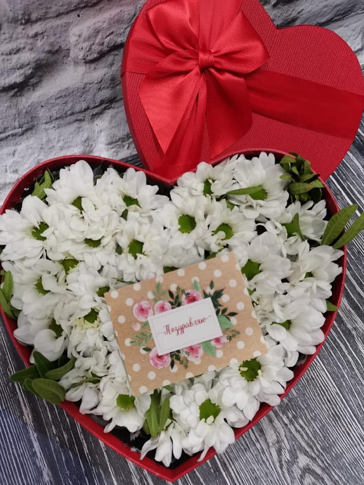 Цветочная композиция из Хризантемы в виде сердца в Южном